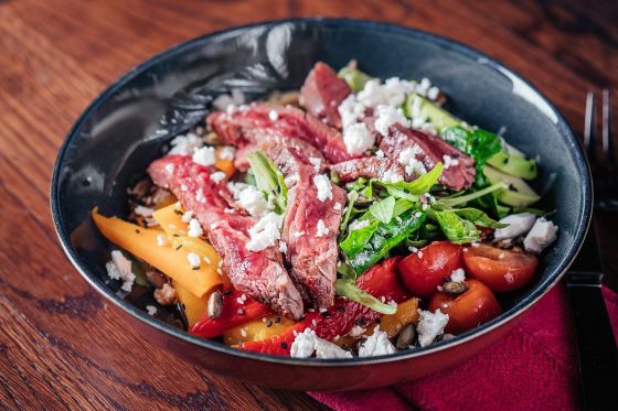 САЛАТ С БРИСКЕТОМ, ПЕЧЕНЫМ ПЕРЦЕМ И ОВОЩАМИ