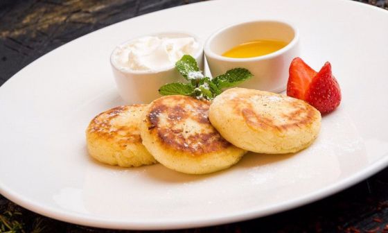 СЫРНИКИ ПО-ДОМАШНЕМУ С СОУСОМ В АССОРТИМЕНТЕ