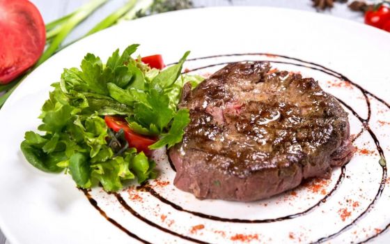 СТЕЙК ИЗ ГОВЯДИНЫ В ПЕРЕЧНОМ СОУСЕ