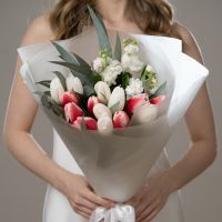 Букет с красно-белыми тюльпанами и маттиолой