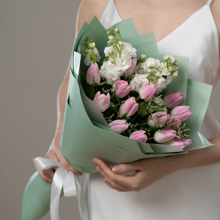 Букет с розовыми тюльпанами и маттиолой.