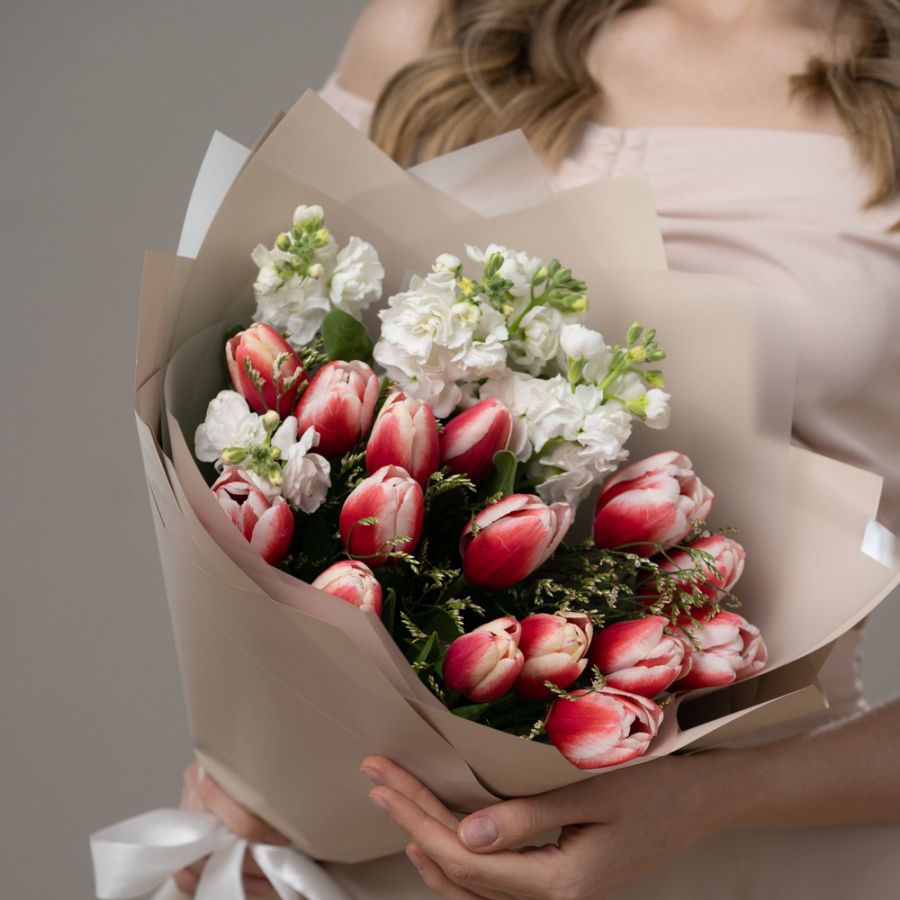 Букет с красными тюльпанами и белой маттиолой