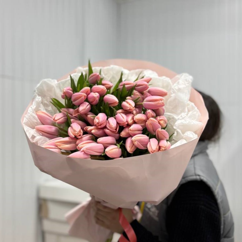 Букет нежных тюльпанов в упаковке (от 25 шт)