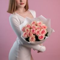 15 розовых роз (фрутетта) в упаковке