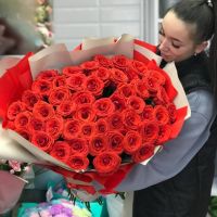 Букет из 51 алой розы в стильной упаковке