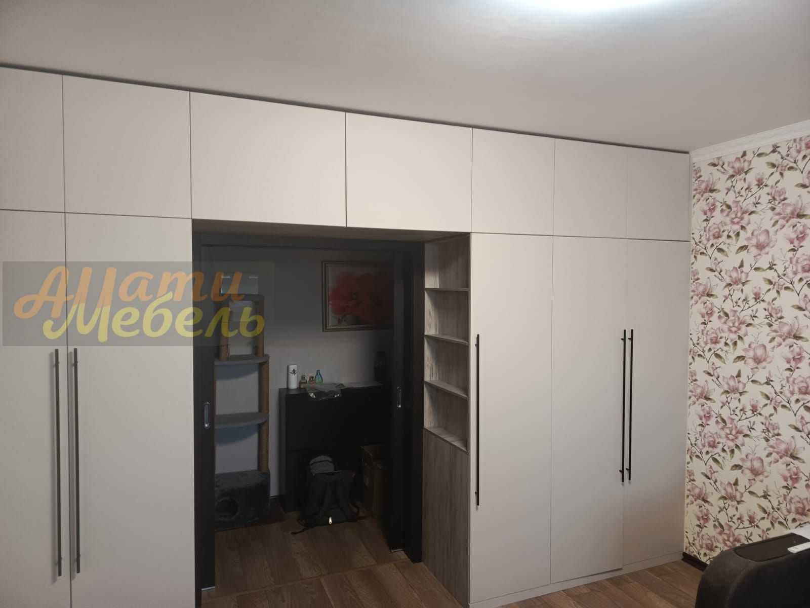 шкафы над дверью