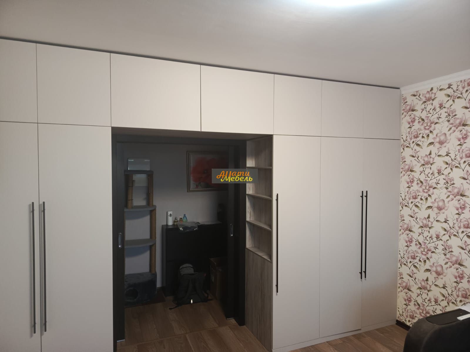 шкафы над дверью