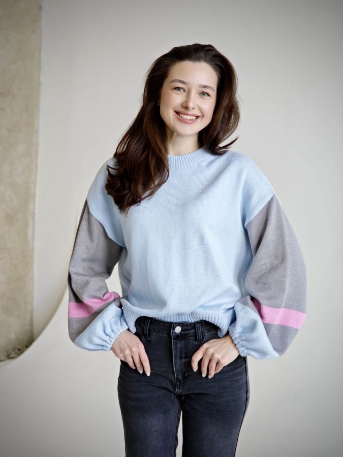 Свитер голубой с полосками на рукавах