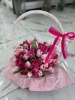 Корзина с тюльпанами