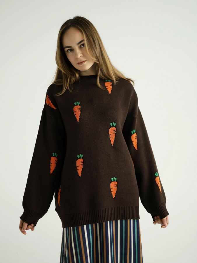 Свитер с морковками шоколад