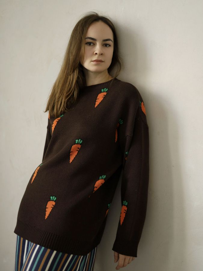 Свитер с морковками шоколад