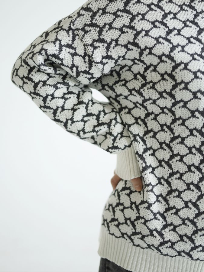 Свитер с кроликами