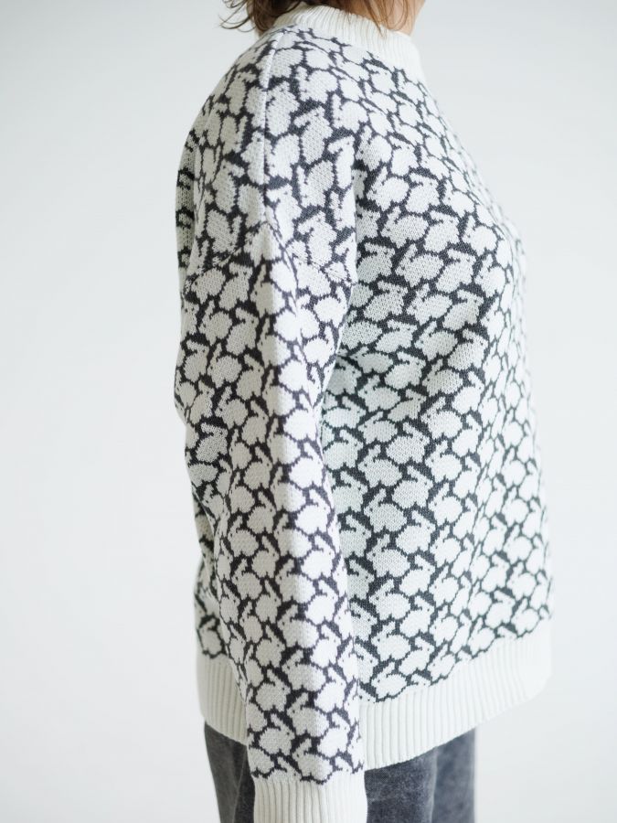 Свитер с кроликами