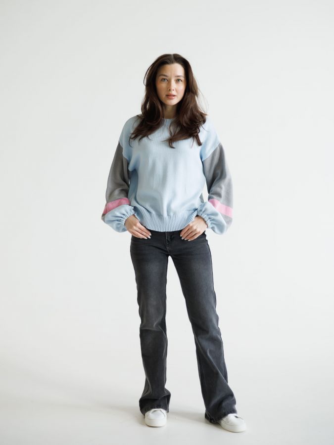 Свитер голубой с полосками на рукавах