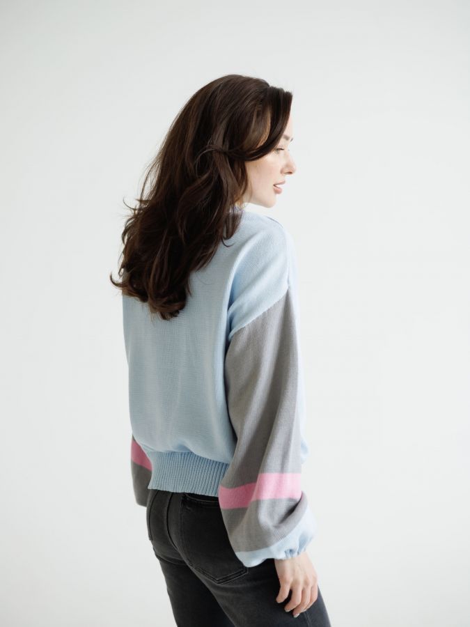 Свитер голубой с полосками на рукавах