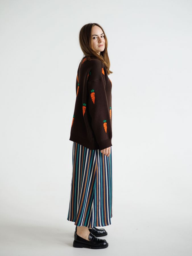 Свитер с морковками шоколад