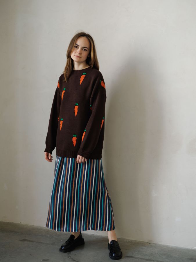 Свитер с морковками шоколад