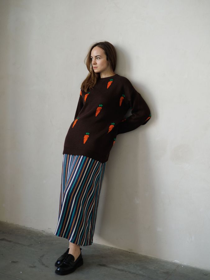 Свитер с морковками шоколад