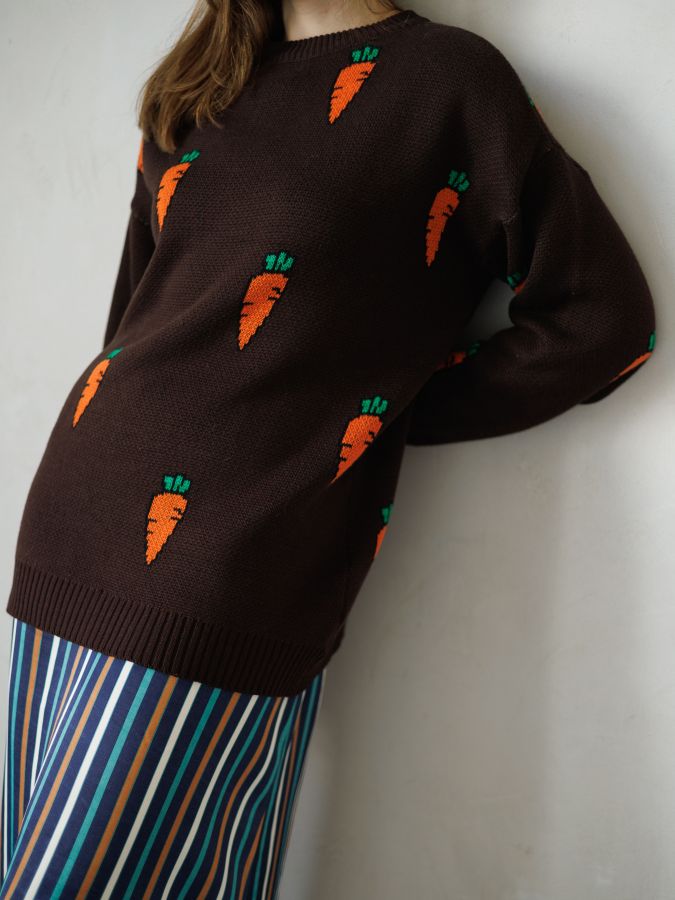 Свитер с морковками шоколад