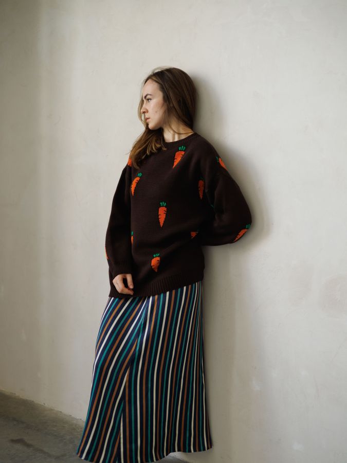 Свитер с морковками шоколад