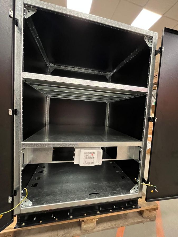 Батарейный шкаф 900×800×1340 мм – металлический, напольный, защитный