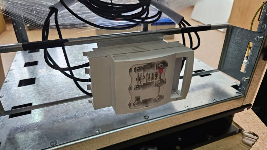 Батарейный шкаф 600×650×1050 мм – металлический, напольный, защитный