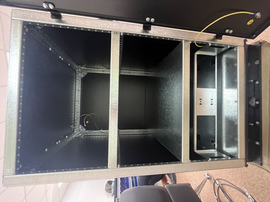 Батарейный шкаф 600×650×1050 мм – металлический, напольный, защитный