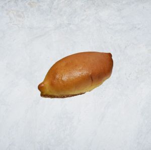 Пирожок печёный с яблоком и брусникой 1шт
