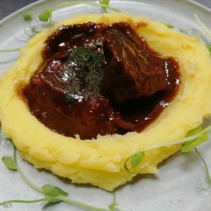 Говяжьи щёчки с бруснично-винном соусе 500г