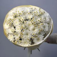 Букет с кустовыми махровыми хризантемами и мелкоцветковой ромашкой