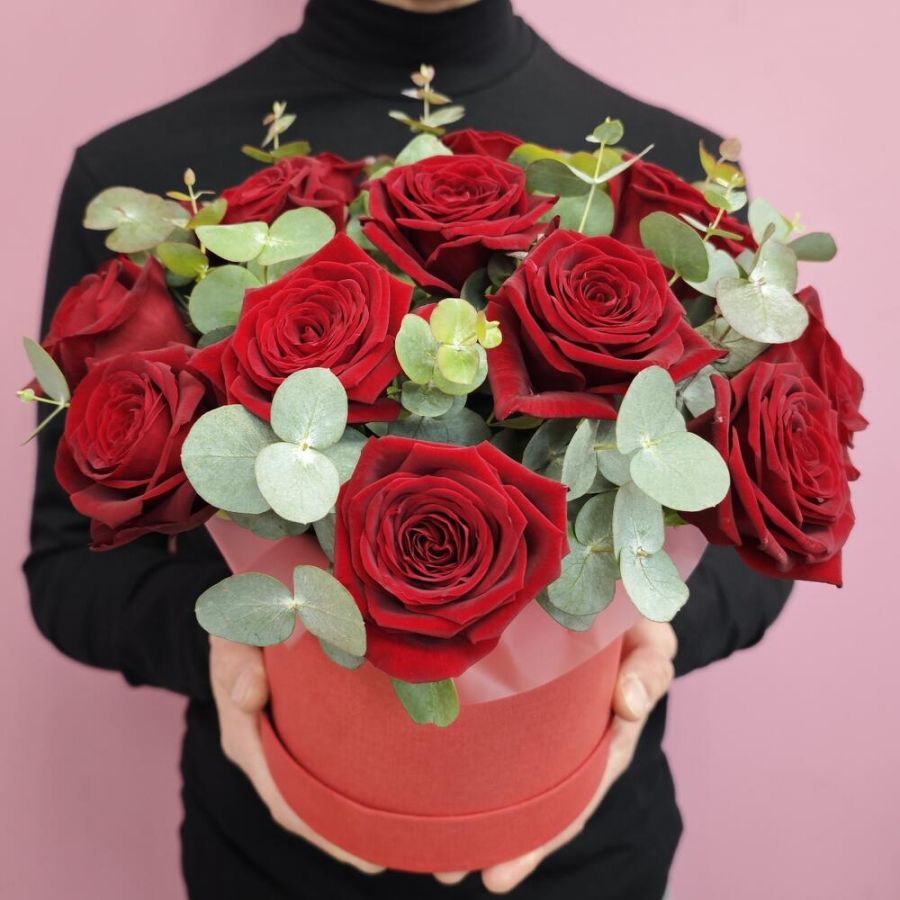 Большая коробка красных роз