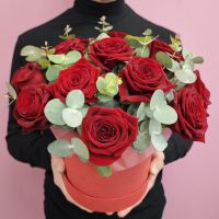 Большая коробка красных роз