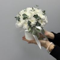 Белые кустовые хризантемы в коробке