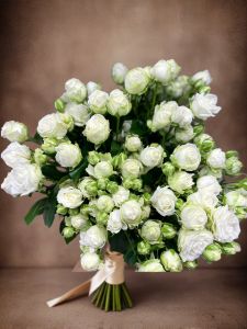 Букет из 15 кустовых роз белых