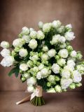 Букет из 15 кустовых роз белых