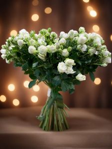Букет из 25 кустовых роз белых