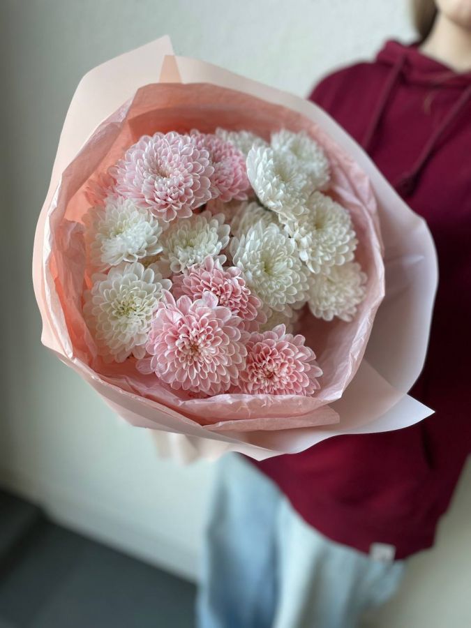 Букет с розовой и белой хризантемы