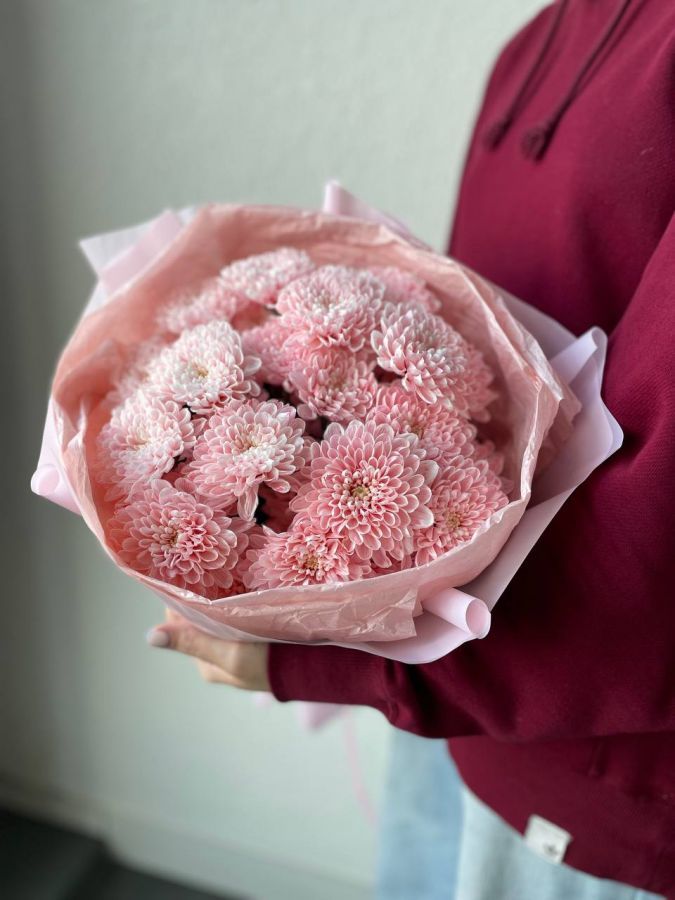 Букет с розовой кустовой хризантемой