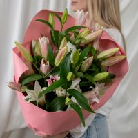 7 лилий в дизайнерской упаковке