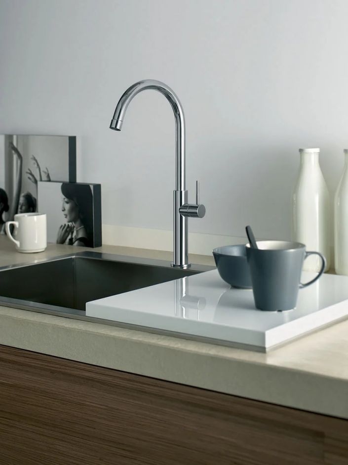 Кухонный смеситель Quadro design Kitchen Brass 322 CR с поворотным изливом ФОТО