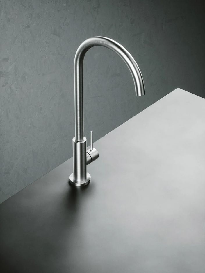 Кухонный смеситель Quadro design Kitchen Inox 600 с поворотным изливом ФОТО