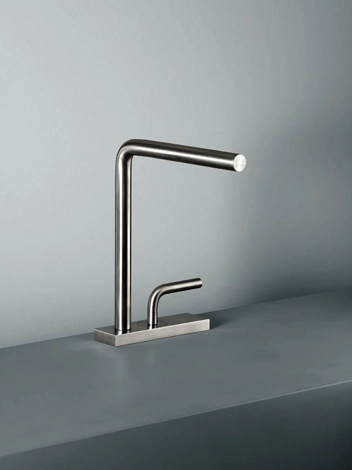 Кухонный смеситель Quadro design Kitchen Inox 408 с поворотным изливом ФОТО