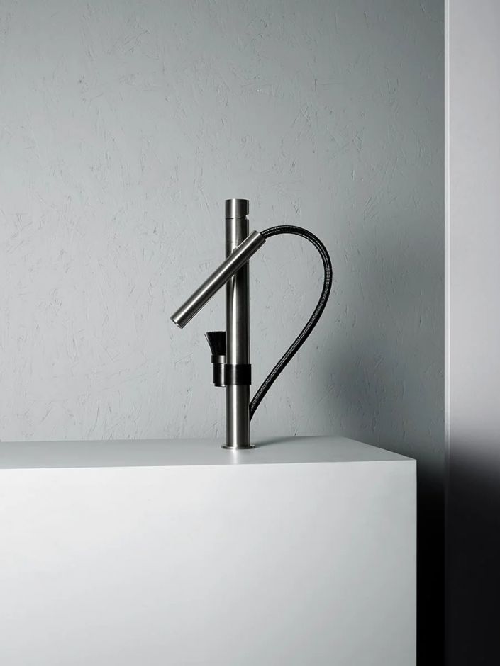 Кухонный смеситель Quadro design Kitchen Inox 400 с выдвижным изливом и комплектом «гидрощетка» ФОТО