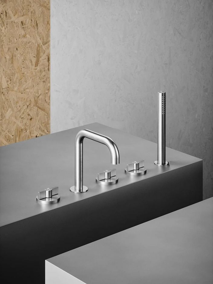 Смеситель на борт ванны Quadro design Valvola01 19 98 с изливом ФОТО