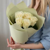 5 белых роз (60 см, Эквадор)
