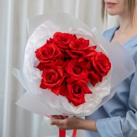 7 французских роз в упаковке