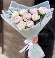 9 нежно-розовых пионов с зеленью