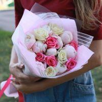 Нежные пионы с розами в упаковке