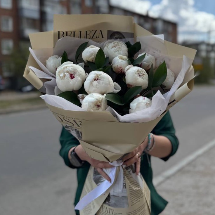 Пионы белые в стильной упаковке с зеленью (от 11 шт)