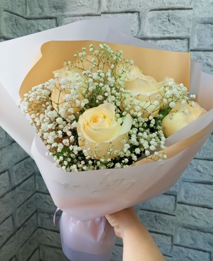 7 пионовидных роз